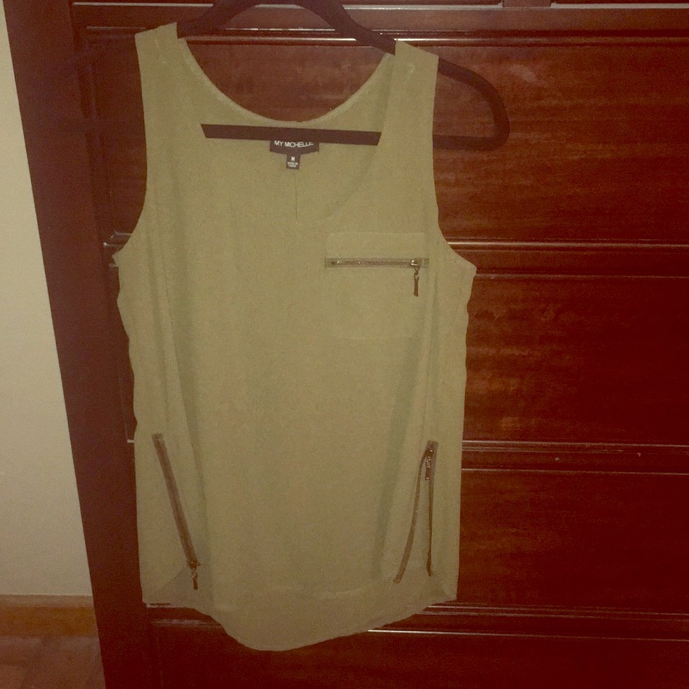Sleeveless blouse, tank-style.
